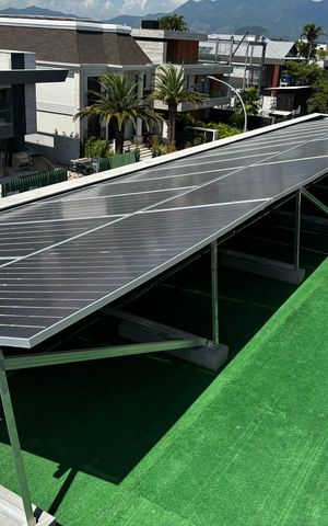Casa de condomínio à venda com 1500m², 5 quartos e 3 vagas Casa de condomínio à venda com 1500m², 5 quartos e 3 vagasPlaca solar