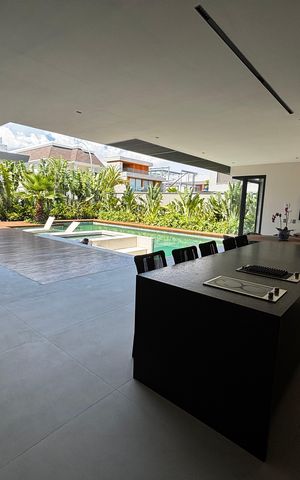 Casa de condomínio à venda com 1500m², 5 quartos e 3 vagas Casa de condomínio à venda com 1500m², 5 quartos e 3 vagasÁrea externa