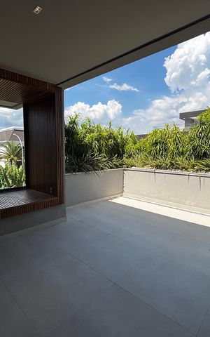 Casa de condomínio à venda com 1500m², 5 quartos e 3 vagas Casa de condomínio à venda com 1500m², 5 quartos e 3 vagasVaranda da Suíte 4