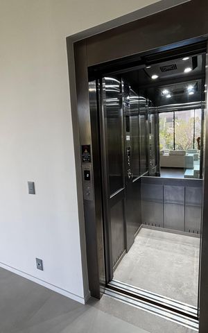 Casa de condomínio à venda com 1500m², 5 quartos e 3 vagas Casa de condomínio à venda com 1500m², 5 quartos e 3 vagasElevador
