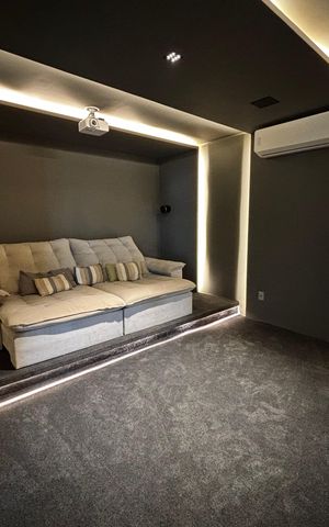 Casa de condomínio à venda com 1500m², 5 quartos e 3 vagas Casa de condomínio à venda com 1500m², 5 quartos e 3 vagasSala de cinema
