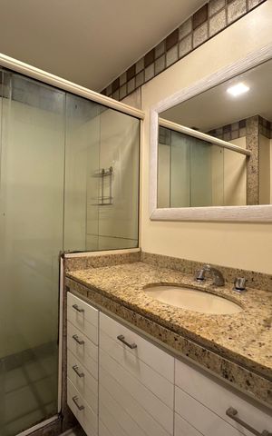 Apartamento à venda com 165m², 3 quartos e 2 vagas Apartamento à venda com 165m², 3 quartos e 2 vagasSuíte 1 - Banheiro