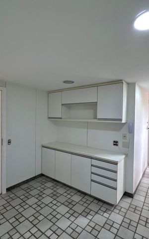 Apartamento à venda com 165m², 3 quartos e 2 vagas Apartamento à venda com 165m², 3 quartos e 2 vagasCozinha e Área de Serviço