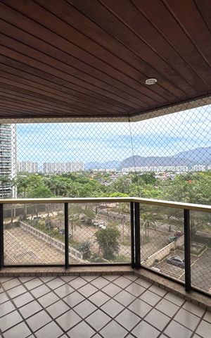 Apartamento à venda com 165m², 3 quartos e 2 vagas Apartamento à venda com 165m², 3 quartos e 2 vagasSuíte 1 - Varanda