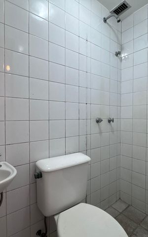 Apartamento à venda com 165m², 3 quartos e 2 vagas Apartamento à venda com 165m², 3 quartos e 2 vagasCozinha e Área de Serviço - Banheiro