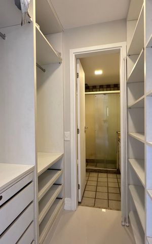 Apartamento à venda com 165m², 3 quartos e 2 vagas Apartamento à venda com 165m², 3 quartos e 2 vagasSuíte 1 - Closet