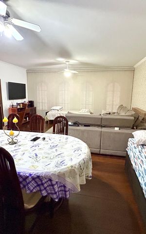 Casa à venda com 180m², 3 quartos e 2 vagas Casa à venda com 180m², 3 quartos e 2 vagasSala