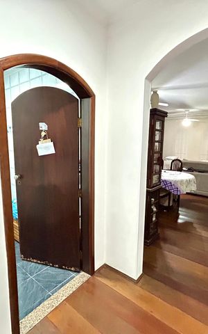 Casa à venda com 180m², 3 quartos e 2 vagas Casa à venda com 180m², 3 quartos e 2 vagasHall