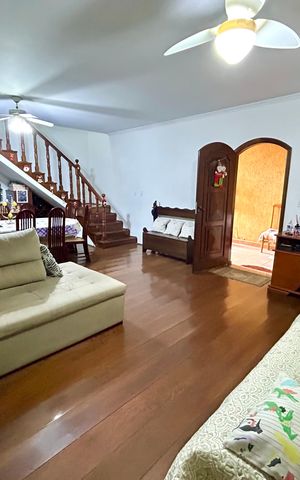 Casa à venda com 180m², 3 quartos e 2 vagas Casa à venda com 180m², 3 quartos e 2 vagasSala