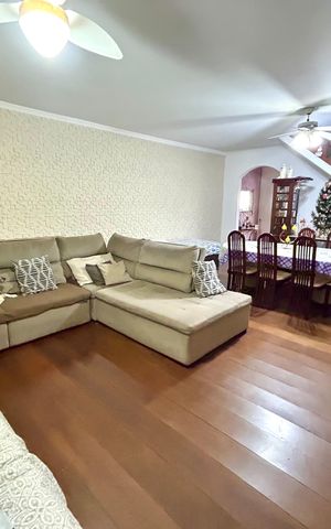 Casa à venda com 180m², 3 quartos e 2 vagas Casa à venda com 180m², 3 quartos e 2 vagasSala