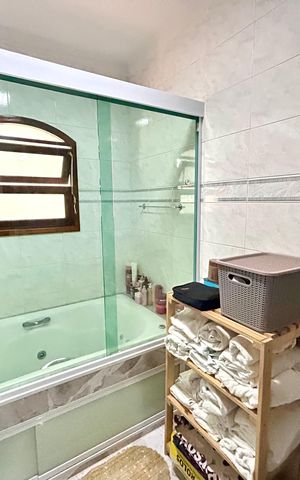 Casa à venda com 180m², 3 quartos e 2 vagas Casa à venda com 180m², 3 quartos e 2 vagasBanheiro 1