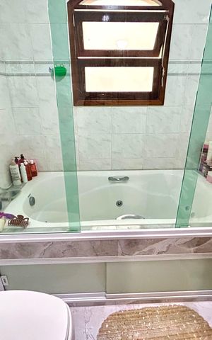 Casa à venda com 180m², 3 quartos e 2 vagas Casa à venda com 180m², 3 quartos e 2 vagasBanheiro 1