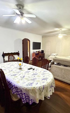 Casa à venda com 180m², 3 quartos e 2 vagas Casa à venda com 180m², 3 quartos e 2 vagasSala