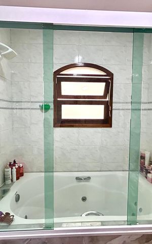 Casa à venda com 180m², 3 quartos e 2 vagas Casa à venda com 180m², 3 quartos e 2 vagasBanheiro 1