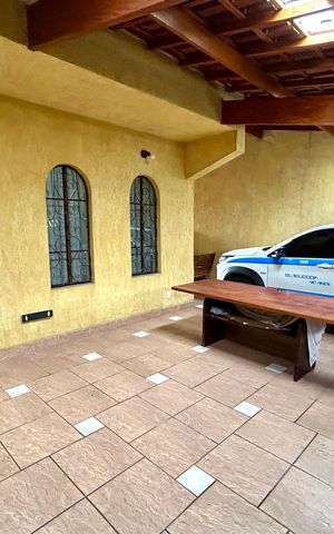 Casa à venda com 180m², 3 quartos e 2 vagas Casa à venda com 180m², 3 quartos e 2 vagasGaragem