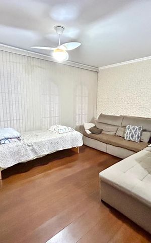 Casa à venda com 180m², 3 quartos e 2 vagas Casa à venda com 180m², 3 quartos e 2 vagasSala