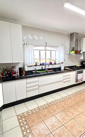 Casa à venda com 180m², 3 quartos e 2 vagas Casa à venda com 180m², 3 quartos e 2 vagasCozinha