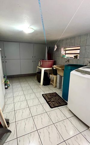 Casa à venda com 180m², 3 quartos e 2 vagas Casa à venda com 180m², 3 quartos e 2 vagasÁrea de Serviço
