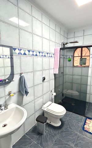 Casa à venda com 180m², 3 quartos e 2 vagas Casa à venda com 180m², 3 quartos e 2 vagasBanheiro 2