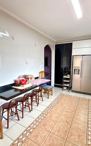 Casa à venda com 180m², 3 quartos e 2 vagas Casa à venda com 180m², 3 quartos e 2 vagasCozinha