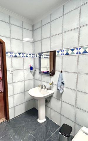 Casa à venda com 180m², 3 quartos e 2 vagas Casa à venda com 180m², 3 quartos e 2 vagasBanheiro 2