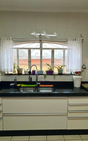 Casa à venda com 180m², 3 quartos e 2 vagas Casa à venda com 180m², 3 quartos e 2 vagasCozinha