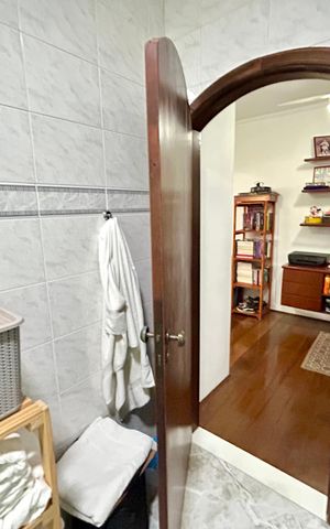 Casa à venda com 180m², 3 quartos e 2 vagas Casa à venda com 180m², 3 quartos e 2 vagasBanheiro 1