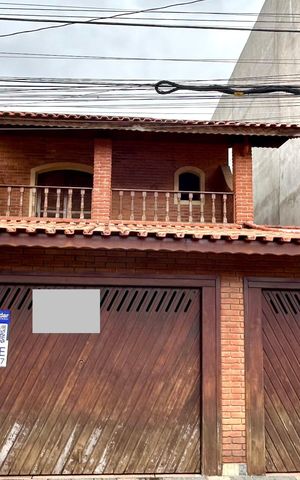 Casa à venda com 180m², 3 quartos e 2 vagas Casa à venda com 180m², 3 quartos e 2 vagasPlaca instalada na fachada do imóvel