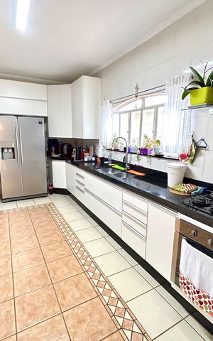 Casa à venda com 180m², 3 quartos e 2 vagas Casa à venda com 180m², 3 quartos e 2 vagasCozinha