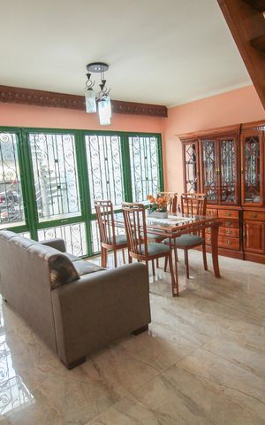 Casa à venda com 190m², 3 quartos e 4 vagas Casa à venda com 190m², 3 quartos e 4 vagasSala