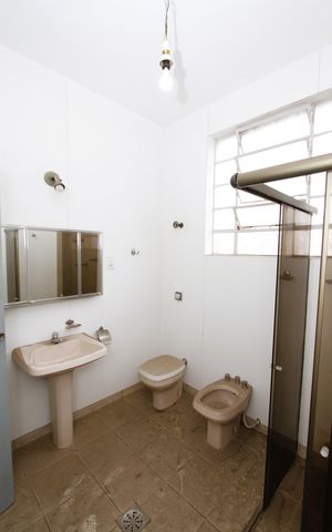 Casa à venda com 320m², 5 quartos e 2 vagasBanheiro 1