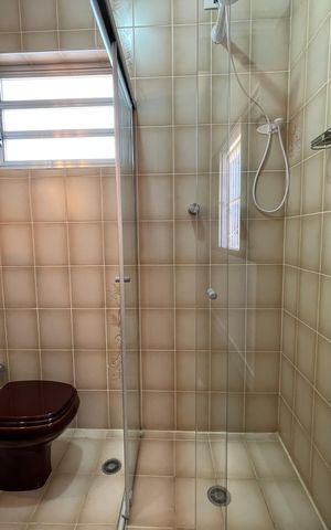 Casa para alugar com 250m², 6 quartos e 5 vagas Casa para alugar com 250m², 6 quartos e 5 vagasBanheiro 3