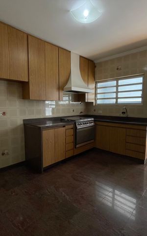 Casa para alugar com 250m², 6 quartos e 5 vagas Casa para alugar com 250m², 6 quartos e 5 vagasCozinha
