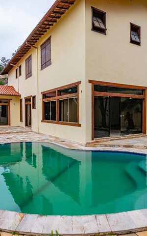 Casa à venda com 478m², 4 quartos e 6 vagas Casa à venda com 478m², 4 quartos e 6 vagasPiscina
