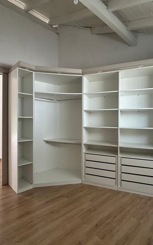 Casa à venda com 220m², 4 quartos e 2 vagas Casa à venda com 220m², 4 quartos e 2 vagasCloset