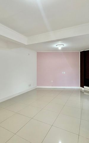 Casa à venda com 220m², 4 quartos e 2 vagas Casa à venda com 220m², 4 quartos e 2 vagasSala