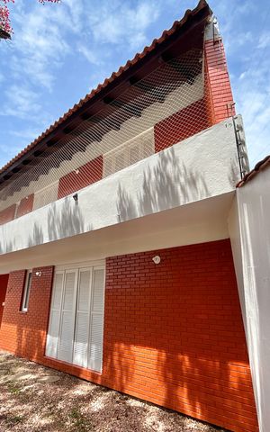 Casa à venda com 220m², 4 quartos e 2 vagas Casa à venda com 220m², 4 quartos e 2 vagasFachada