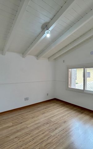 Casa à venda com 220m², 4 quartos e 2 vagas Casa à venda com 220m², 4 quartos e 2 vagasQuarto 1