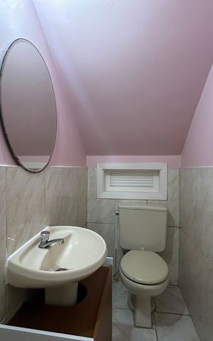 Casa à venda com 220m², 4 quartos e 2 vagas Casa à venda com 220m², 4 quartos e 2 vagasLavabo