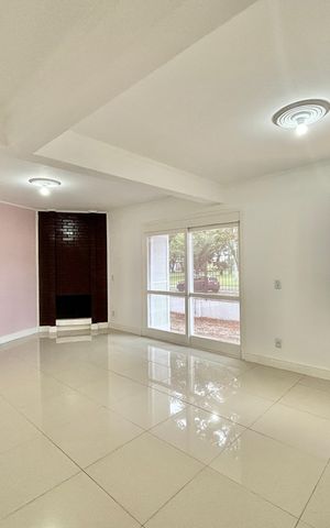 Casa à venda com 220m², 4 quartos e 2 vagas Casa à venda com 220m², 4 quartos e 2 vagasSala