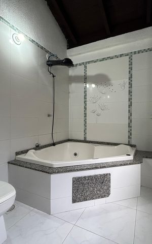 Casa à venda com 220m², 4 quartos e 2 vagas Casa à venda com 220m², 4 quartos e 2 vagasBanheiro 2