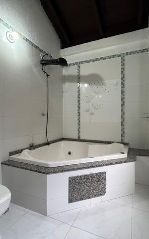 Casa à venda com 220m², 4 quartos e 2 vagas Casa à venda com 220m², 4 quartos e 2 vagasBanheiro 2