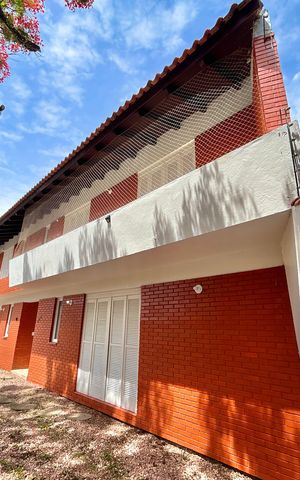 Casa à venda com 220m², 4 quartos e 2 vagas Casa à venda com 220m², 4 quartos e 2 vagasFachada