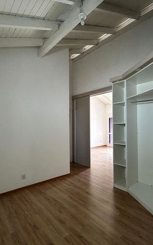 Casa à venda com 220m², 4 quartos e 2 vagas Casa à venda com 220m², 4 quartos e 2 vagasCloset