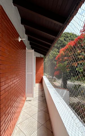 Casa à venda com 220m², 4 quartos e 2 vagas Casa à venda com 220m², 4 quartos e 2 vagasSacada