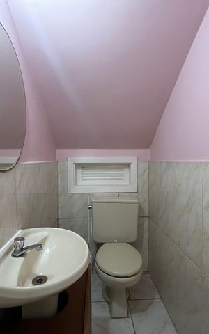 Casa à venda com 220m², 4 quartos e 2 vagas Casa à venda com 220m², 4 quartos e 2 vagasLavabo