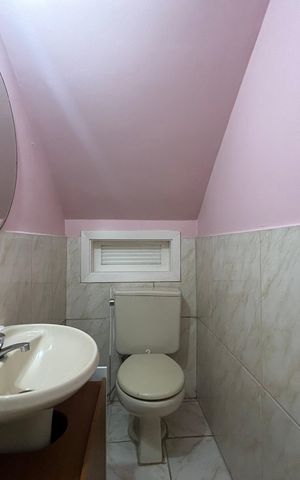 Casa à venda com 220m², 4 quartos e 2 vagas Casa à venda com 220m², 4 quartos e 2 vagasLavabo