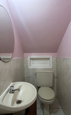 Casa à venda com 220m², 4 quartos e 2 vagas Casa à venda com 220m², 4 quartos e 2 vagasLavabo