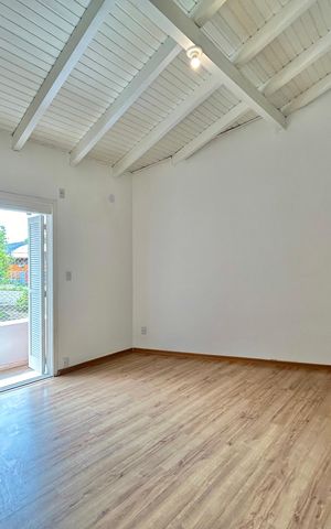 Casa à venda com 220m², 4 quartos e 2 vagas Casa à venda com 220m², 4 quartos e 2 vagasSuíte