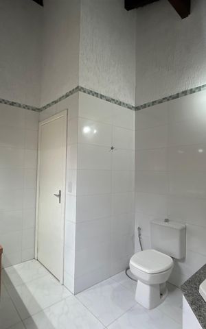 Casa à venda com 220m², 4 quartos e 2 vagas Casa à venda com 220m², 4 quartos e 2 vagasBanheiro 2
